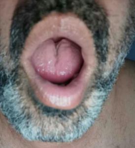 je m'agenouille et tu me bourres la bouche